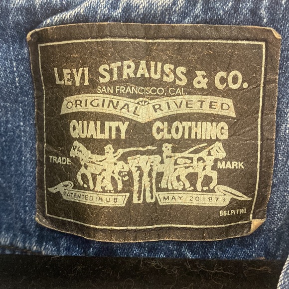 Levi’s Strauss & Co. fitted denim jacket with hood. - Picture 3 of 5